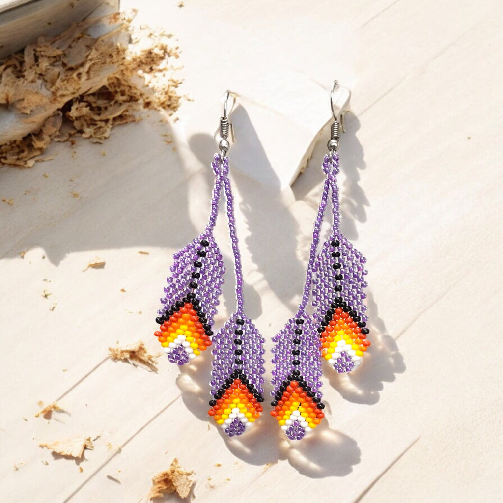Boucles d'oreilles plume perlée violette OldTribes™