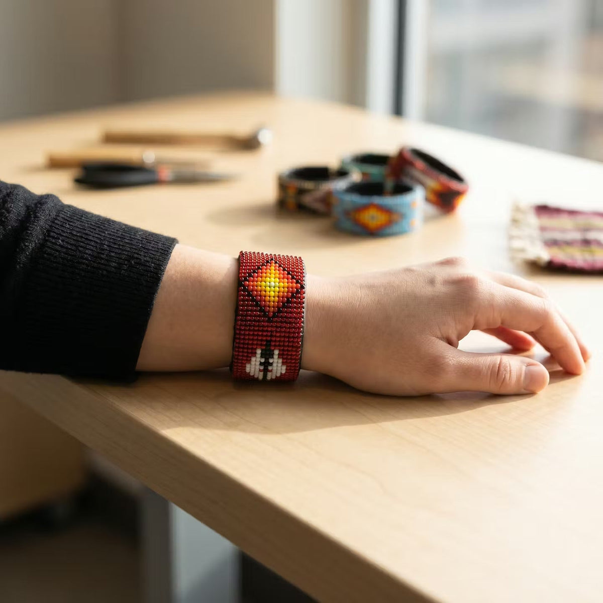 Bracelet manchette perlé (rouge)