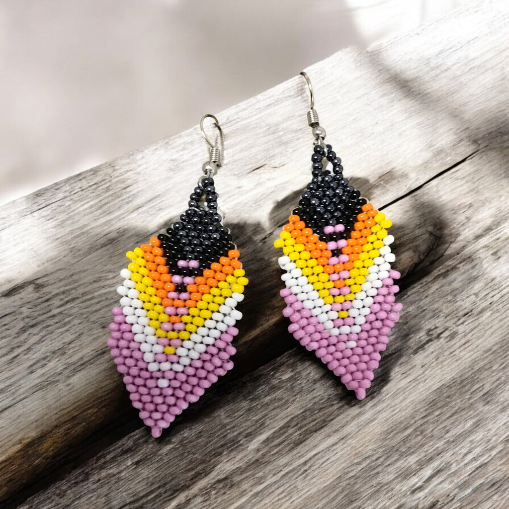Boucles d'oreilles pendantes OldTribes™ en perles roses et noires avec plume