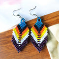 Boucles d'oreilles pendantes à plumes et perles violettes et bleues
