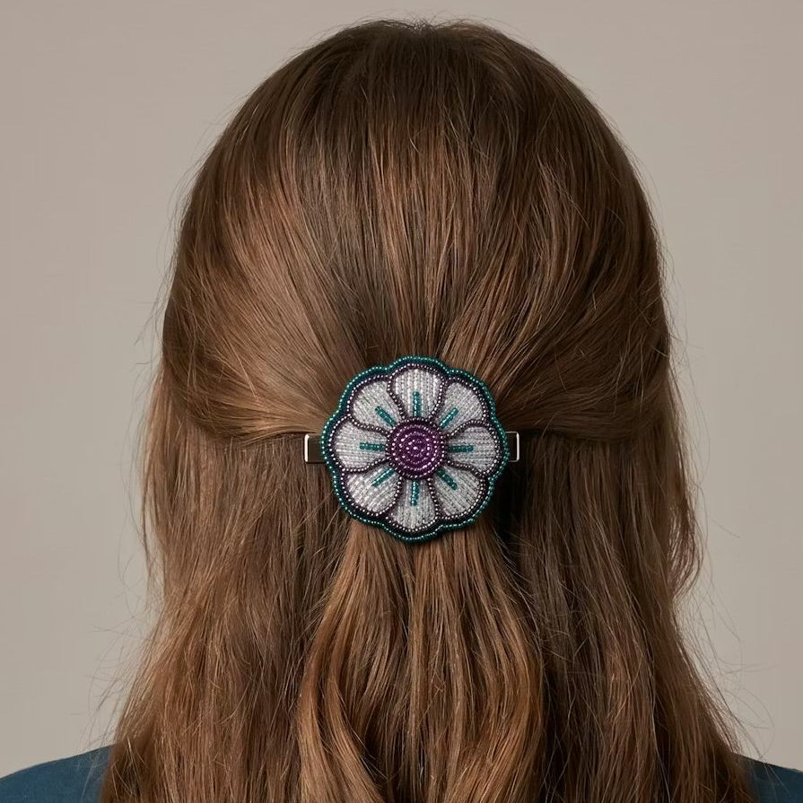 Barrette fleur perlée argentée