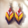 Boucles d'oreilles pendantes en perles et plumes violettes et rouges