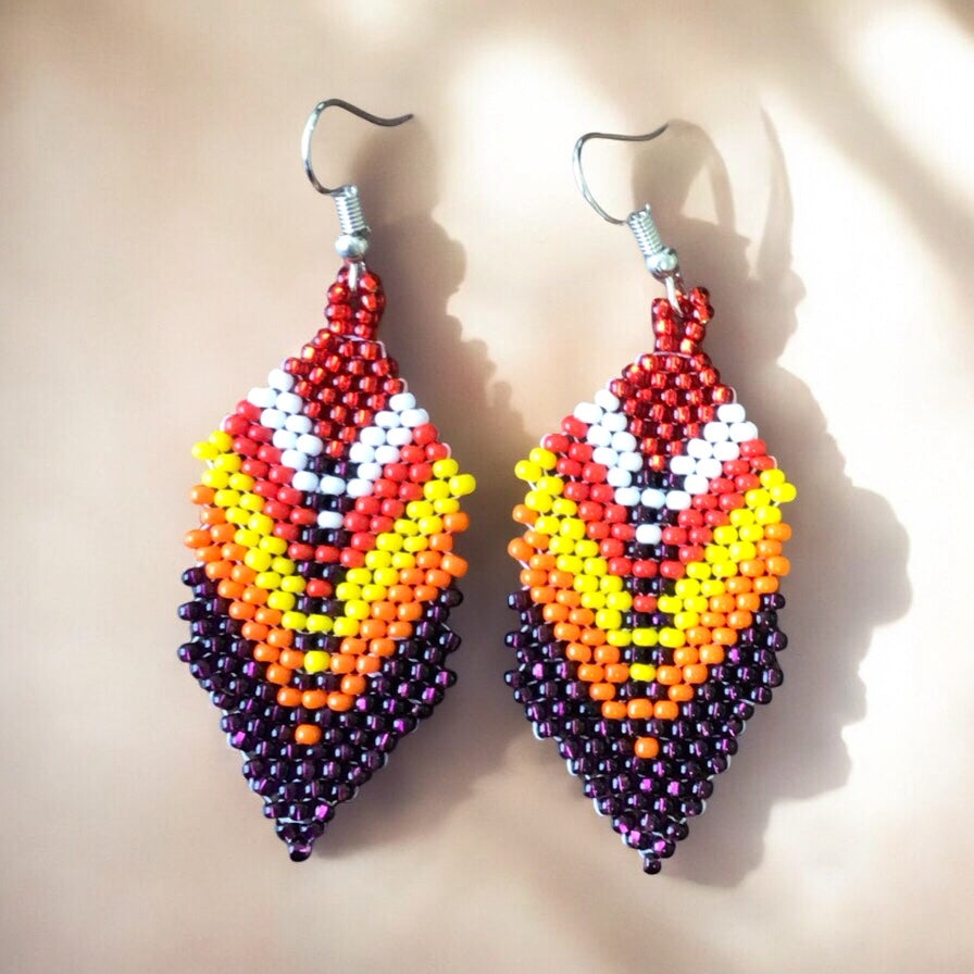 Boucles d'oreilles pendantes en perles et plumes violettes et rouges