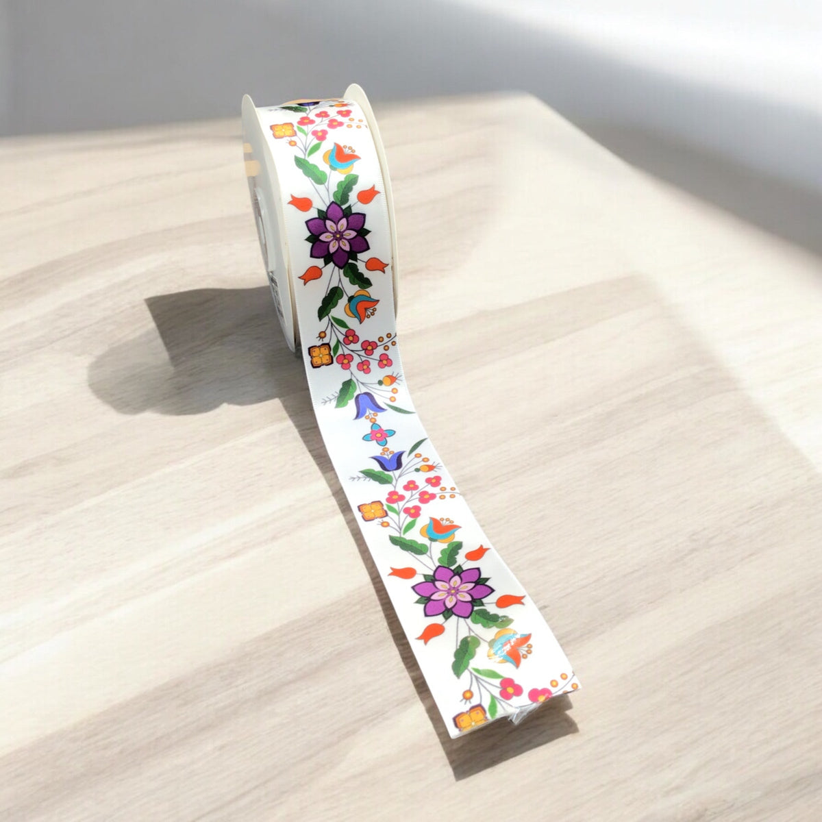 Rouleau de ruban floral double face blanc