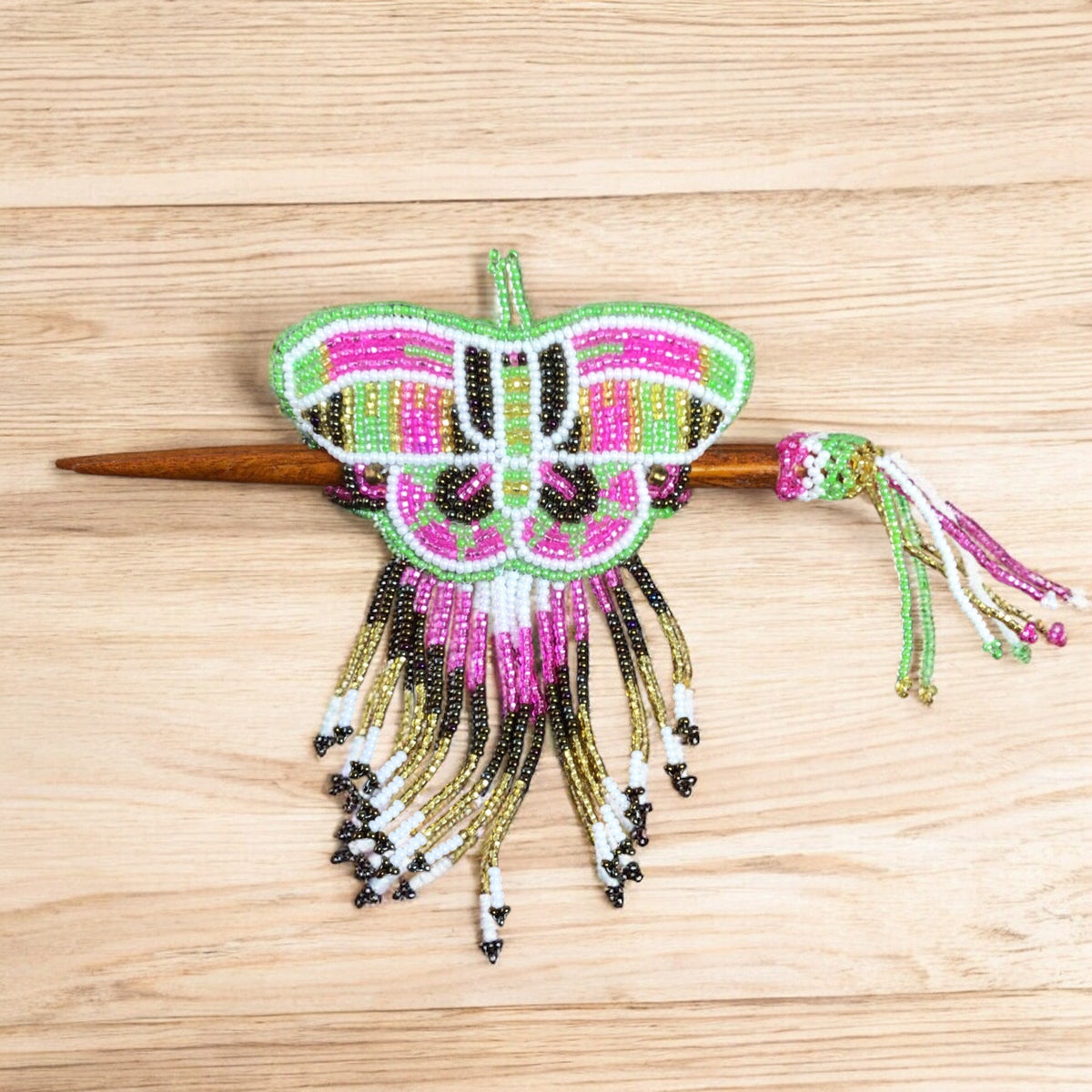 Barrette à perles papillon en bois rose et vert avec franges