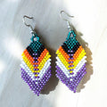Boucles d'oreilles pendantes à plumes perlées vertes et violettes claires
