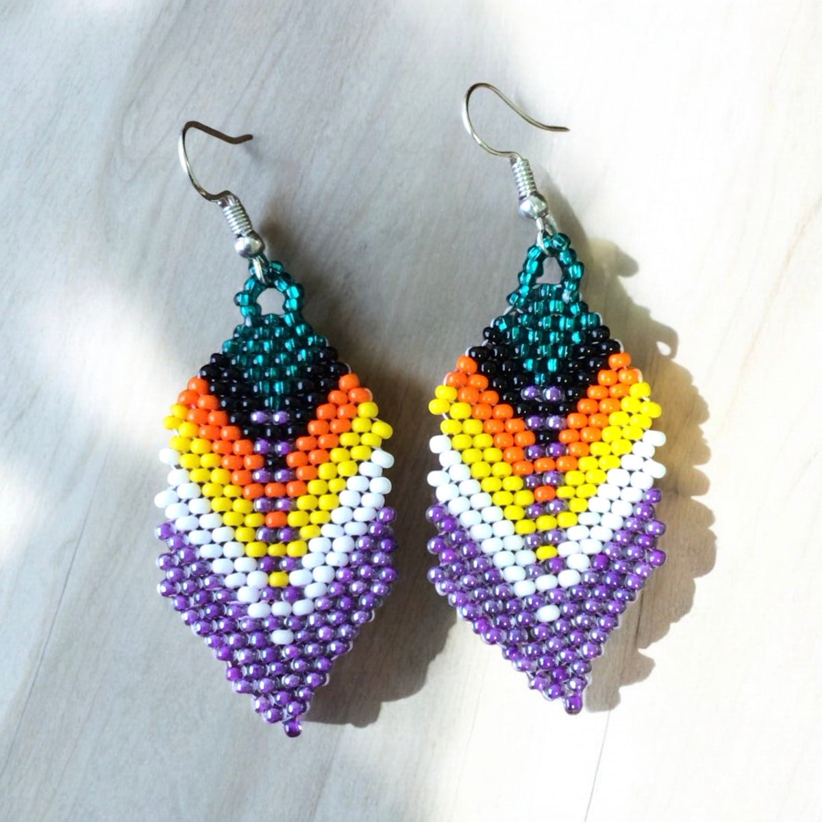 Boucles d'oreilles pendantes à plumes perlées vertes et violettes claires