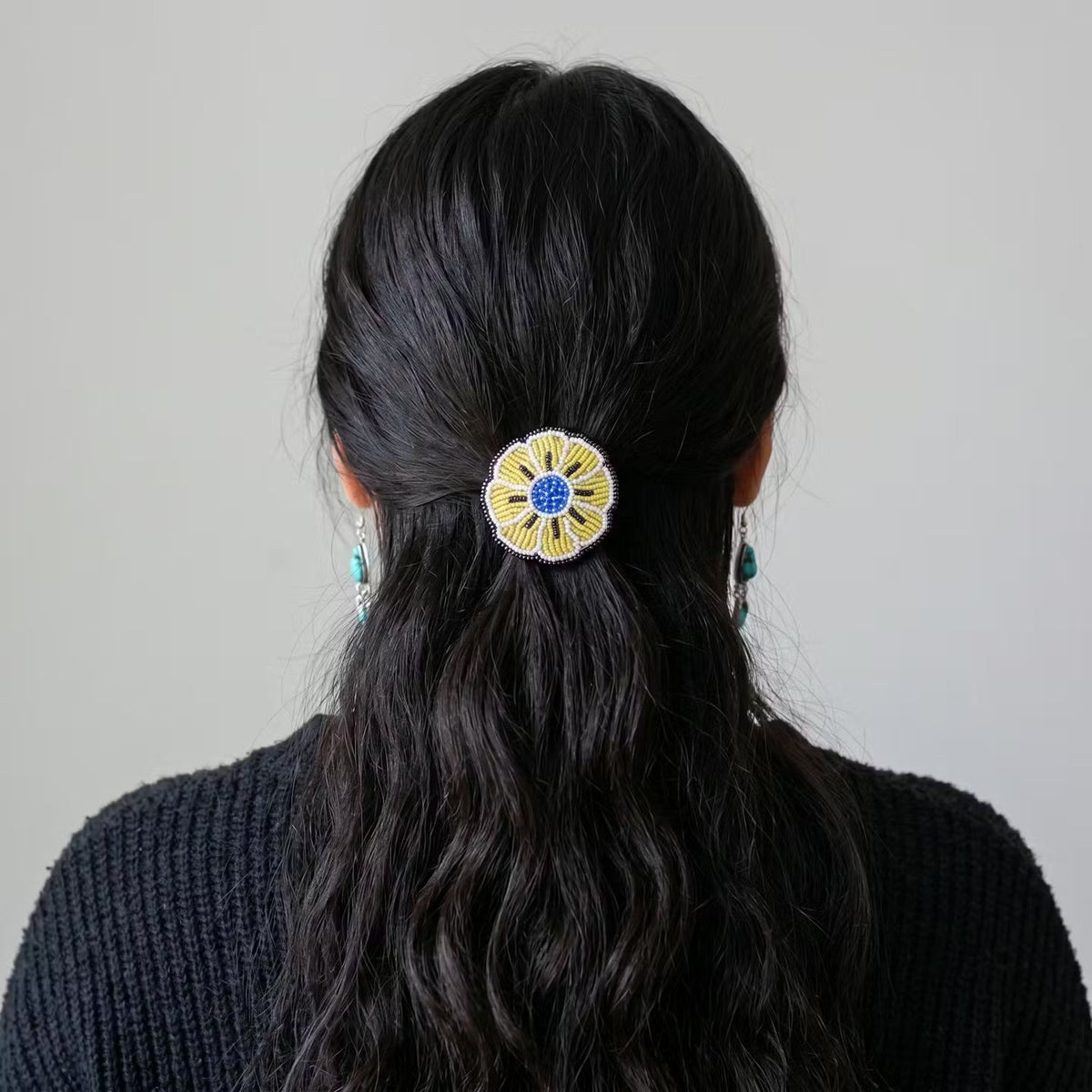 Barrette fleur perlée jaune