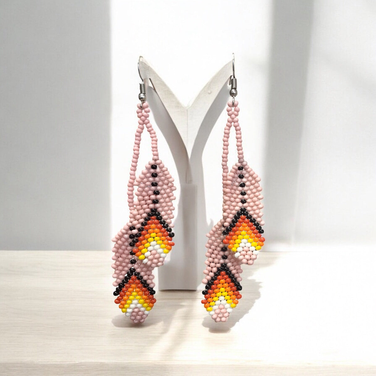 Boucles d'oreilles OldTribes™ en perles roses et plumes