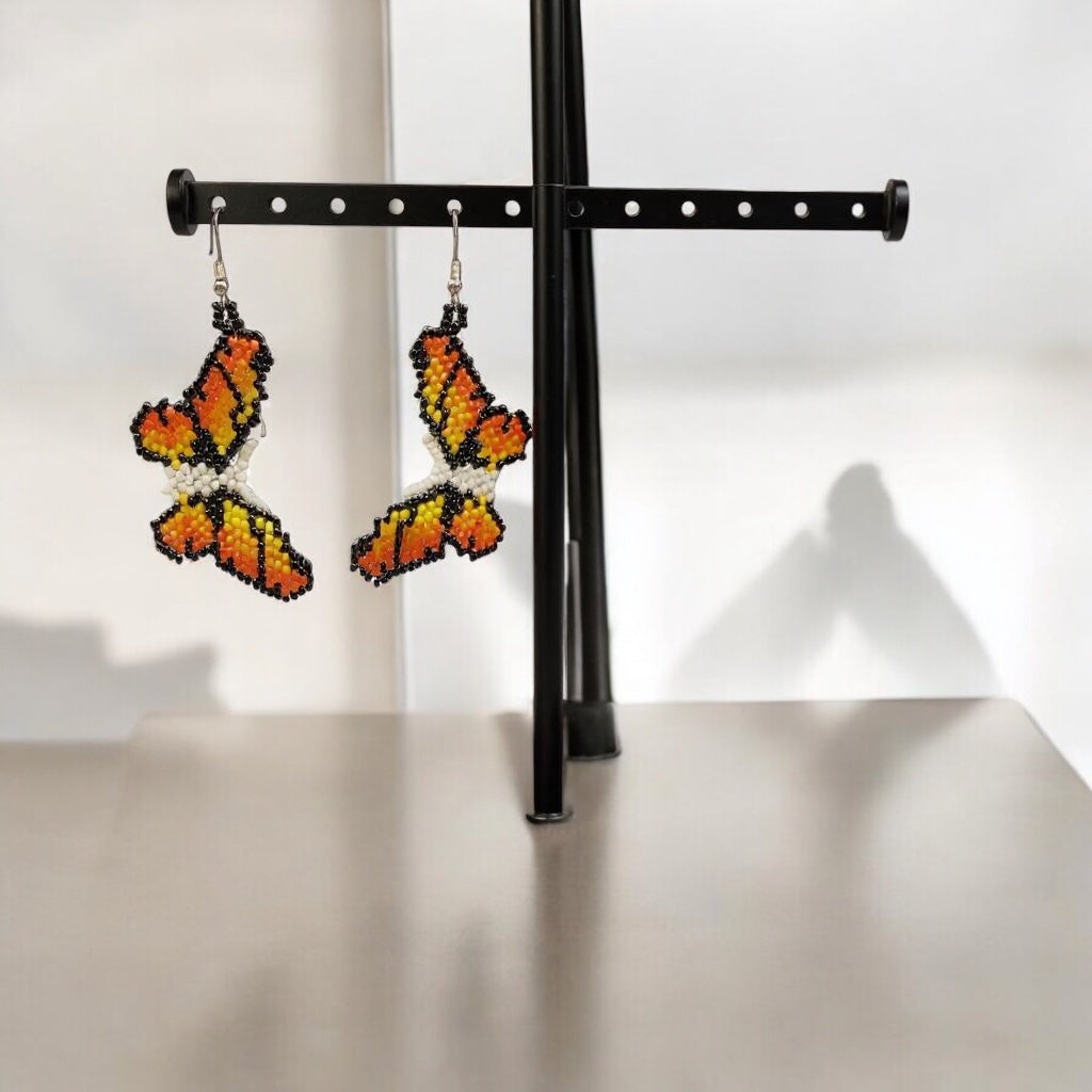 Boucles d'oreilles papillon en perles orange et blanches