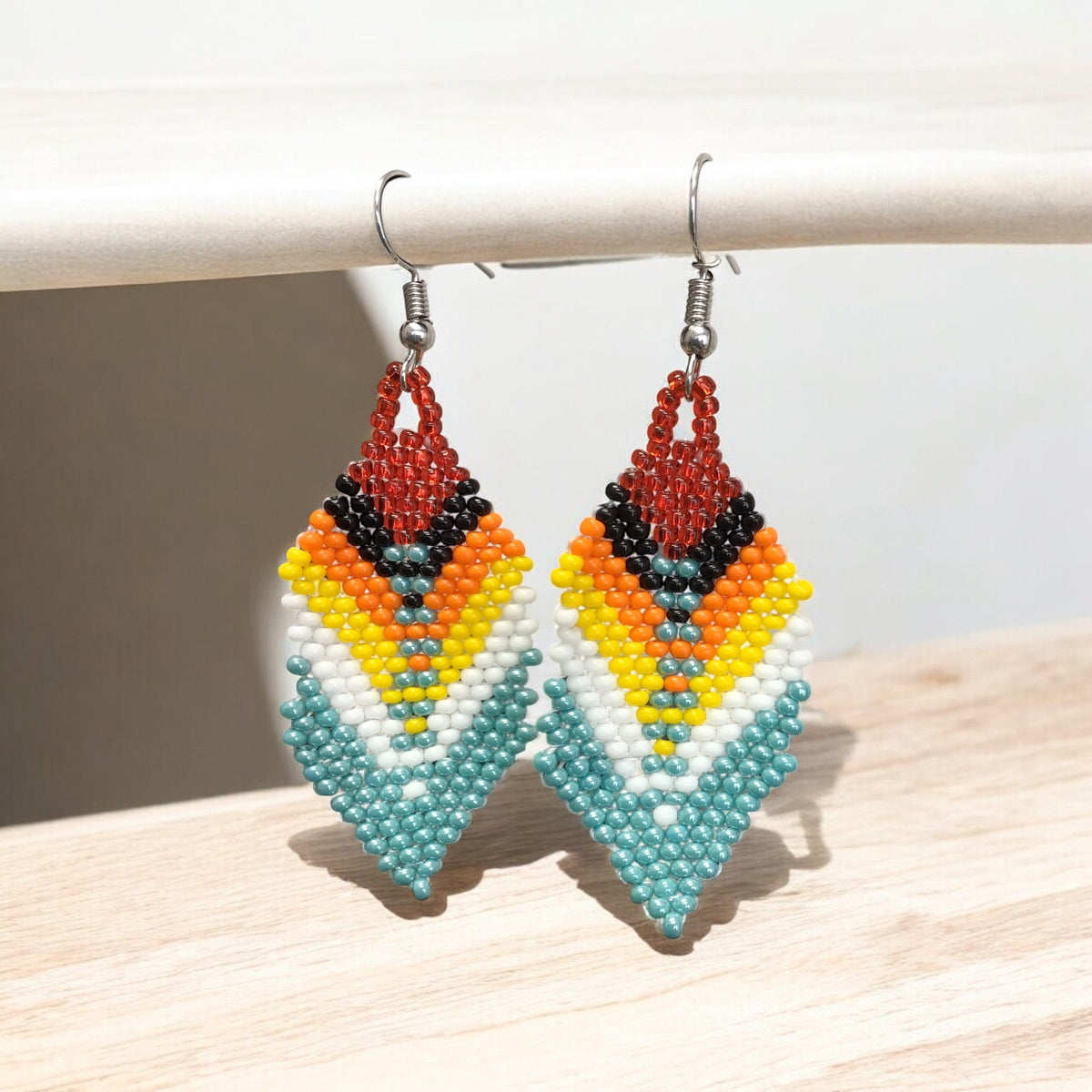 OldTribes. Boucles d'oreilles pendantes Plumes et Perles Turquoises