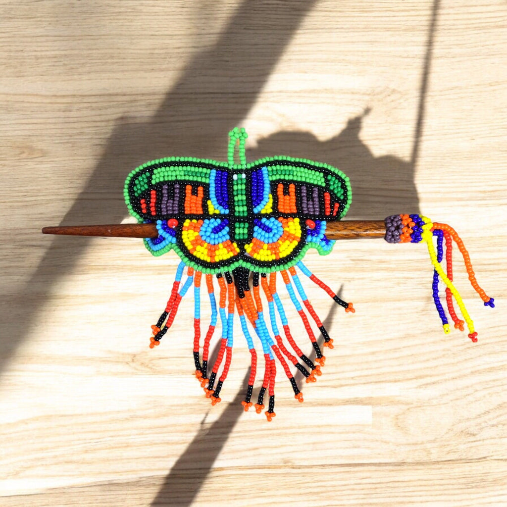 Barrette en perles papillon en bâtonnets de bois rouges et verts avec franges