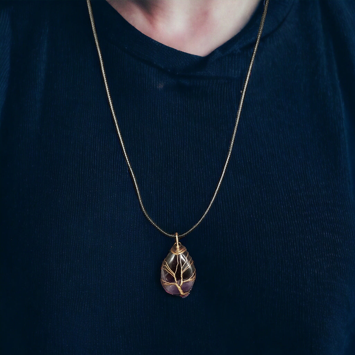 Pendentif pierre précieuse violette, arbre de vie cuivré