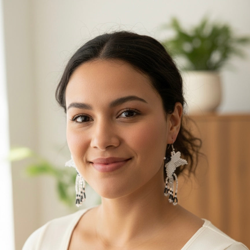 Boucles d'oreilles colibri perlées faites à la main – blanc et noir