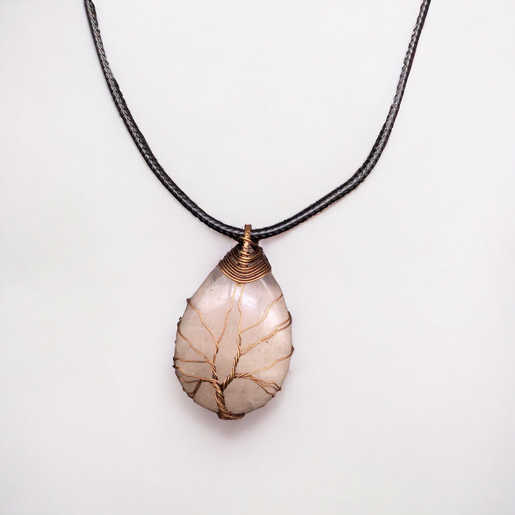 Pendentif en pierre précieuse rose pâle, orné d'un arbre de vie en bronze