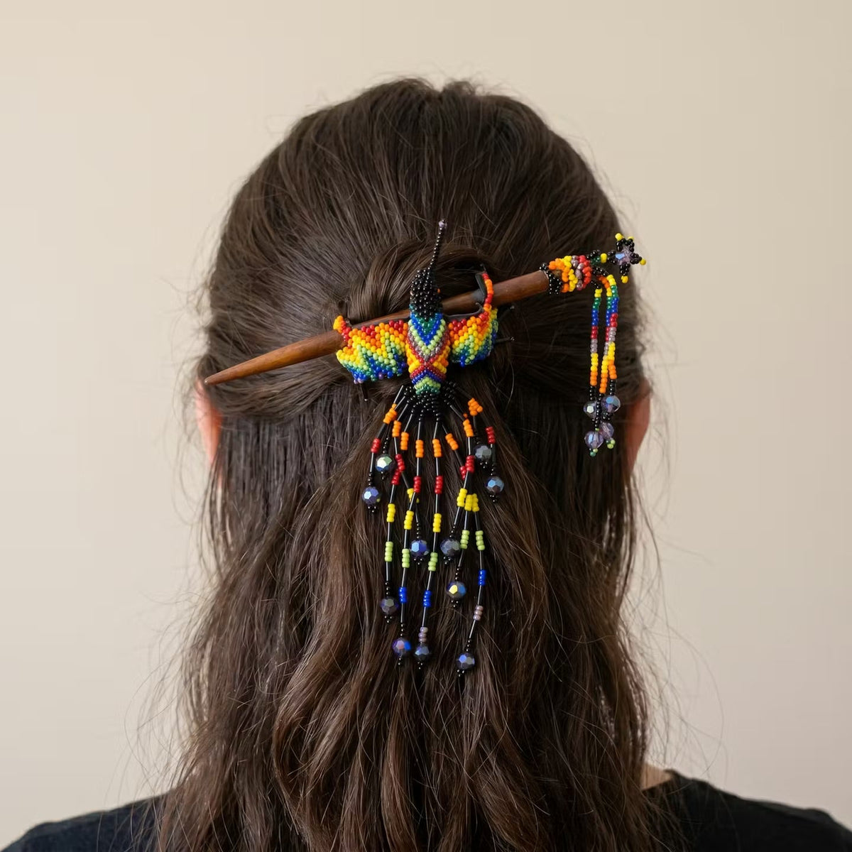 Pique à cheveux orné d'un colibri noir