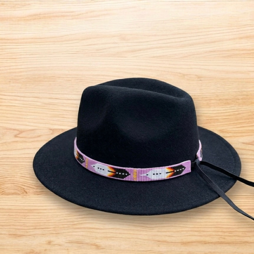 Bandeau de chapeau rose fait à la main avec des perles