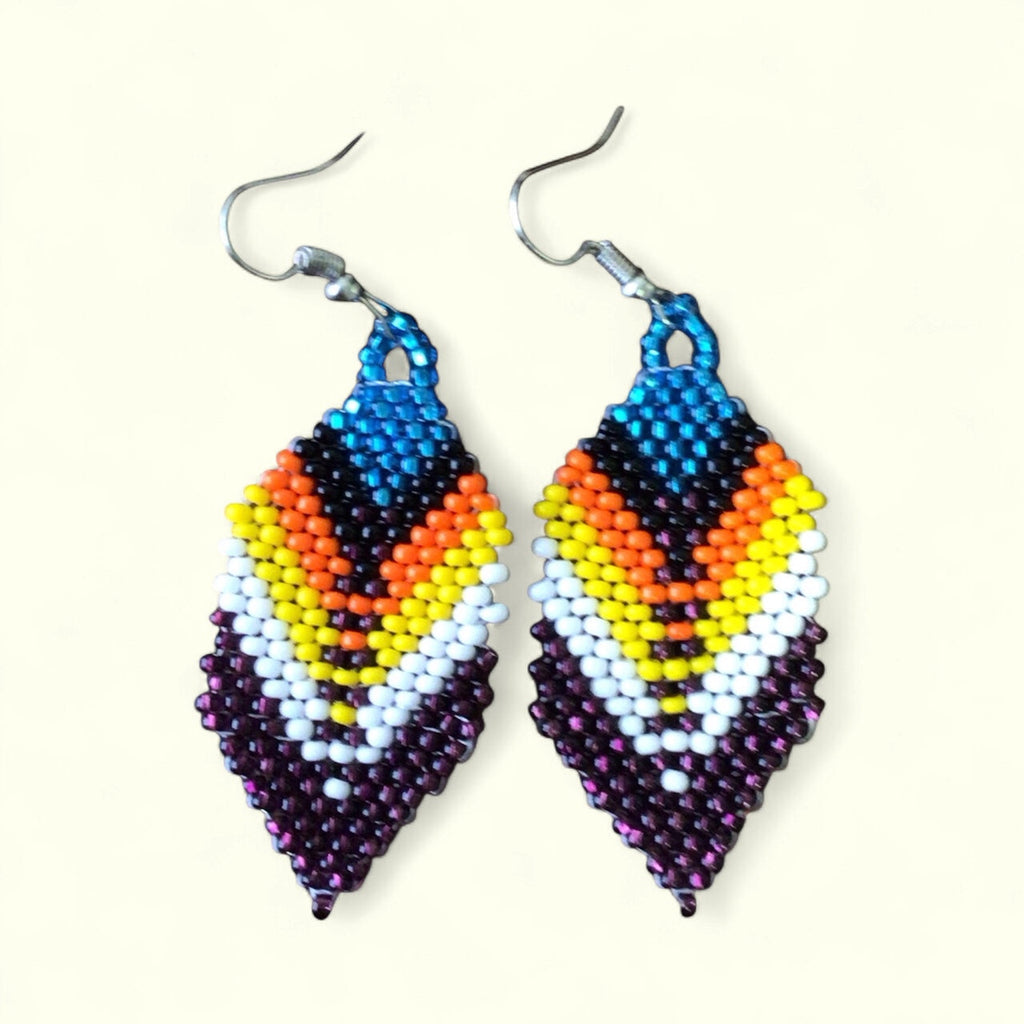 Boucles d'oreilles pendantes à plumes et perles violettes et bleues