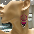 Boucles d'oreilles pendantes attrape-rêves fuchsia et noir