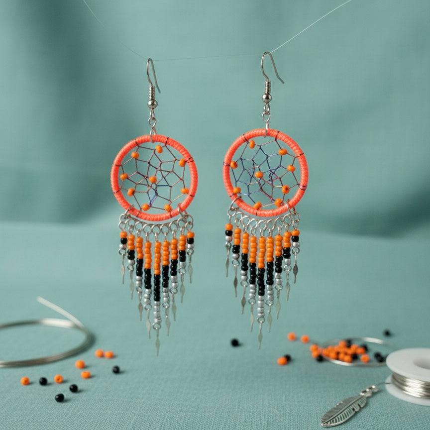 Boucles d'oreilles pendantes attrape-rêves orange et noires