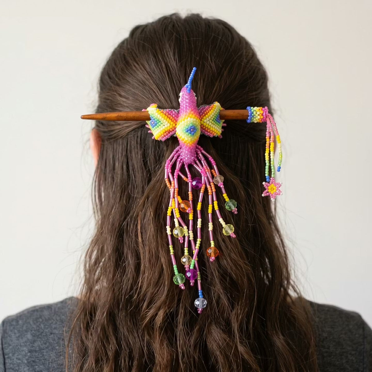 Pic à cheveux orné de perles Colibri rose