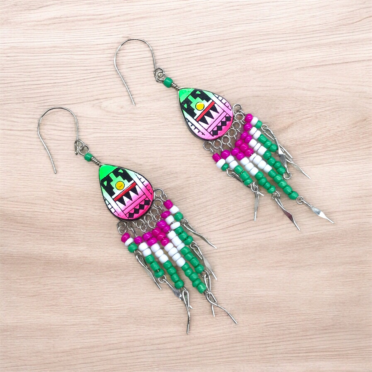 Boucles d'oreilles larmées roses et vertes de petite taille OldTribes™ de style sud-ouest