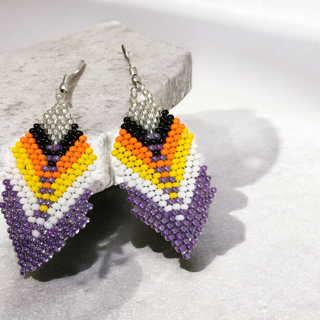 Boucles d'oreilles pendantes OldTribes™ en plumes perlées violettes et argentées