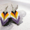 Boucles d'oreilles pendantes OldTribes™ en plumes perlées violettes et argentées