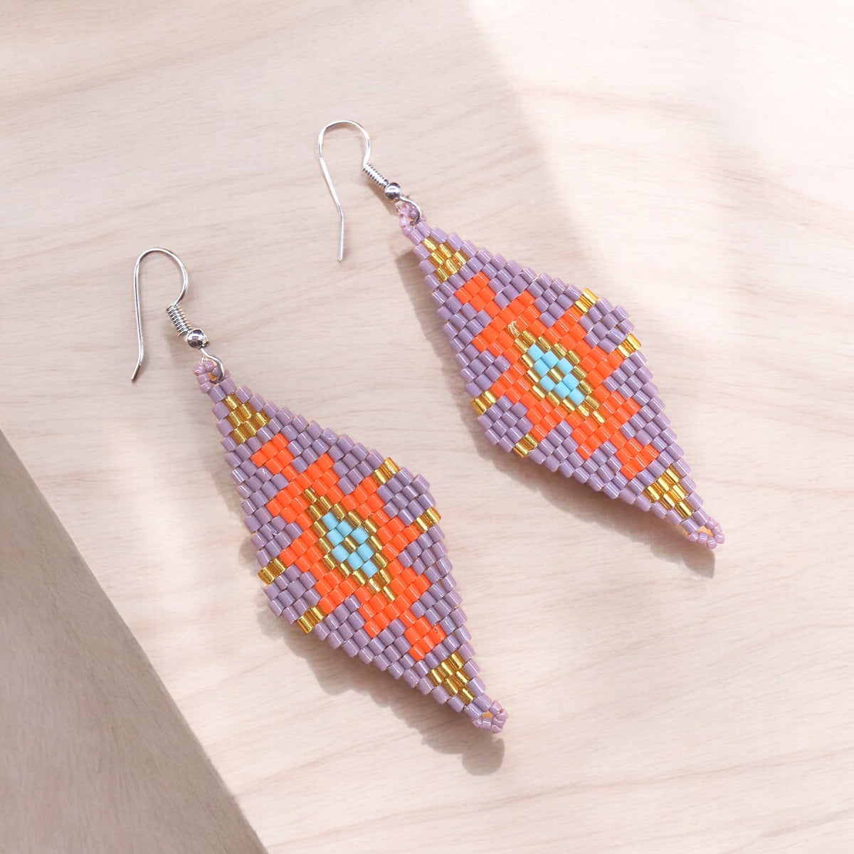 Boucles d'oreilles en perles de verre Miyuki gris-violet et rouge