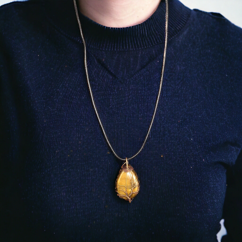 Pendentif en pierre précieuse œil de tigre doré jaune enroulé d'un arbre de vie en bronze