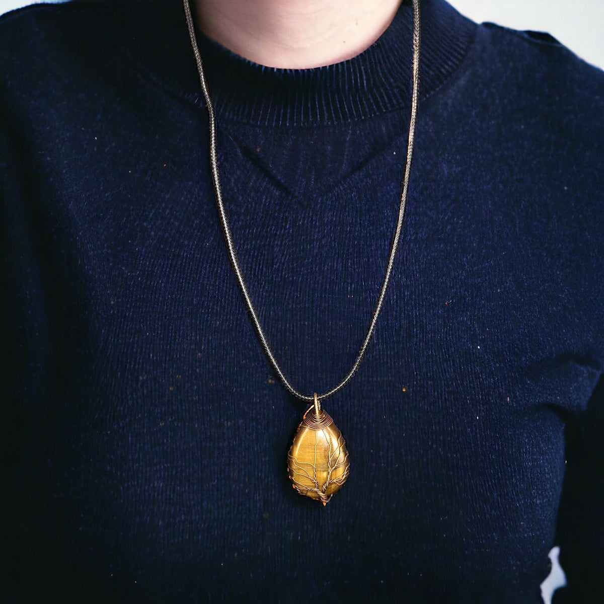Pendentif en pierre précieuse œil de tigre doré jaune enroulé d'un arbre de vie en bronze