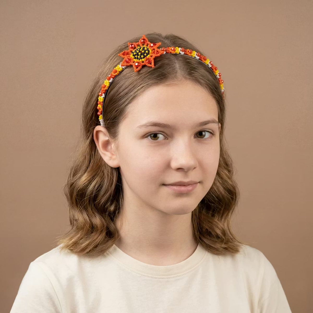 Serre-tête perlé avec fleur rouge