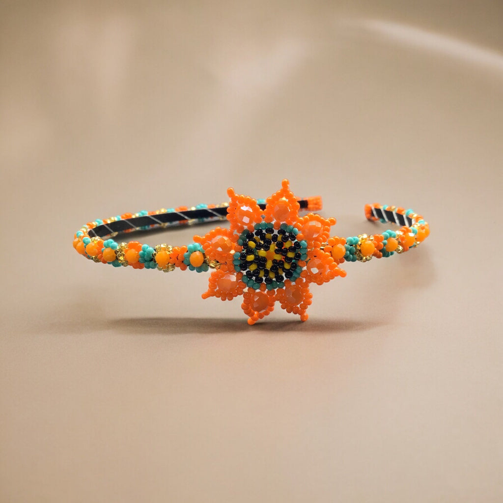Bandeau perlé avec fleur orange
