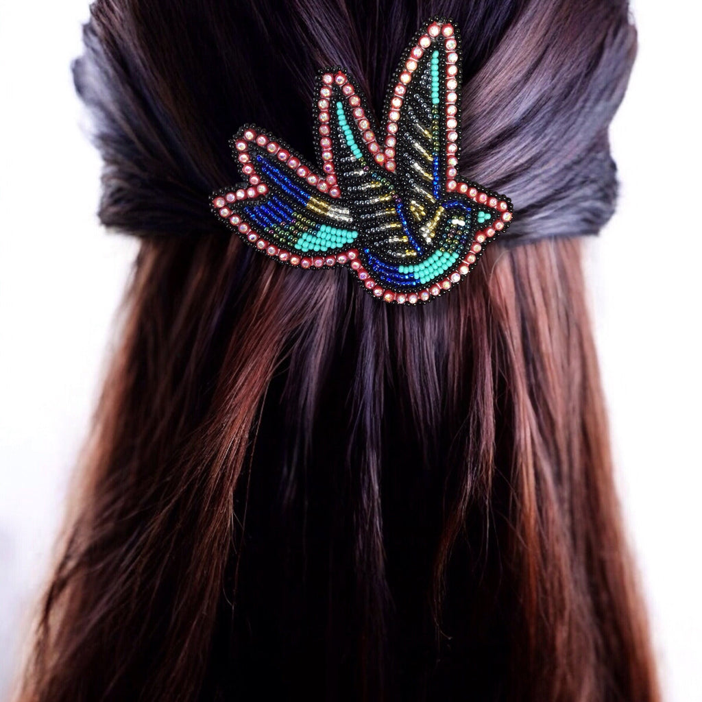 Barrette colibri perlée bleu ciel