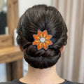Barrette fleur ornée de perles orange
