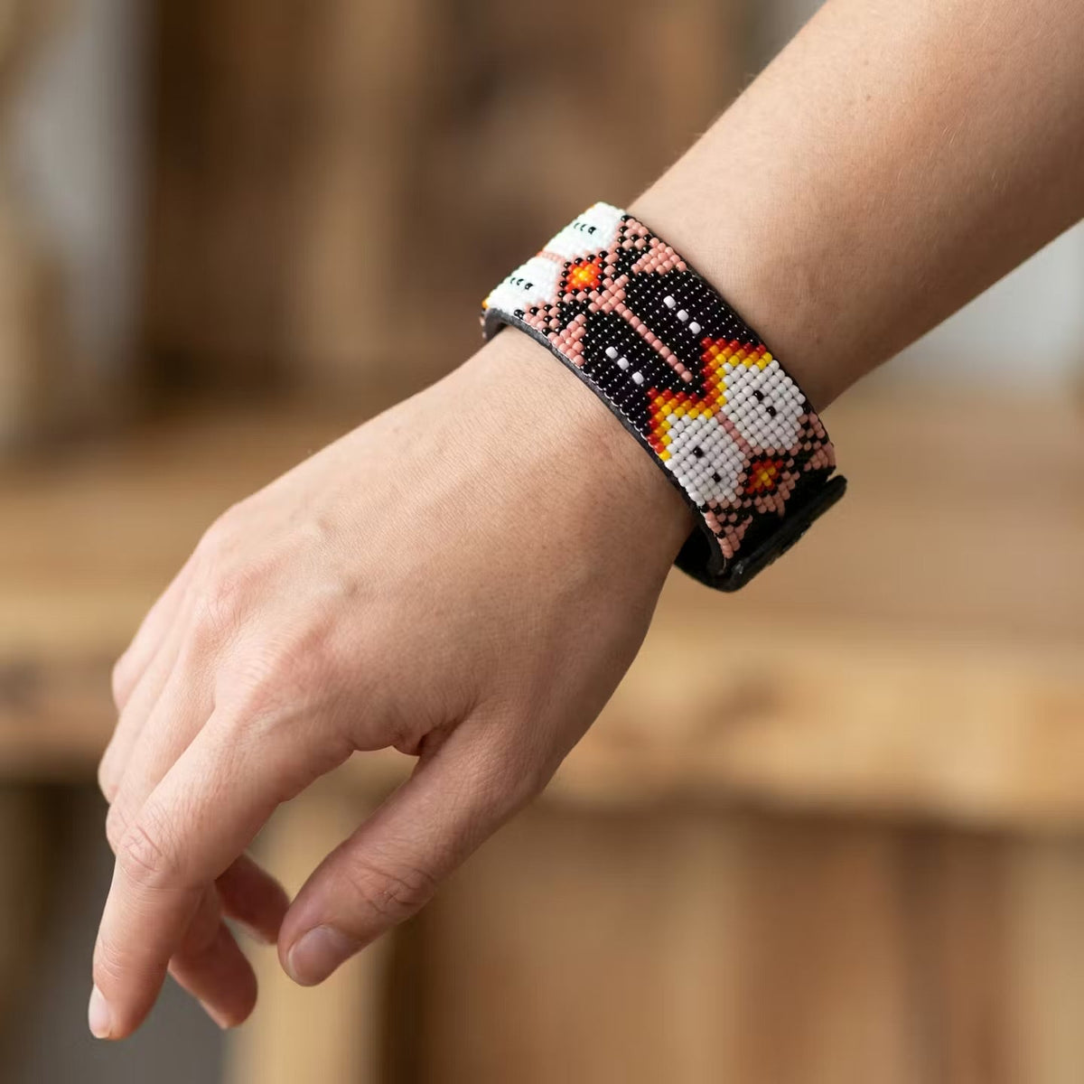 Bracelet manchette perlée (rose)