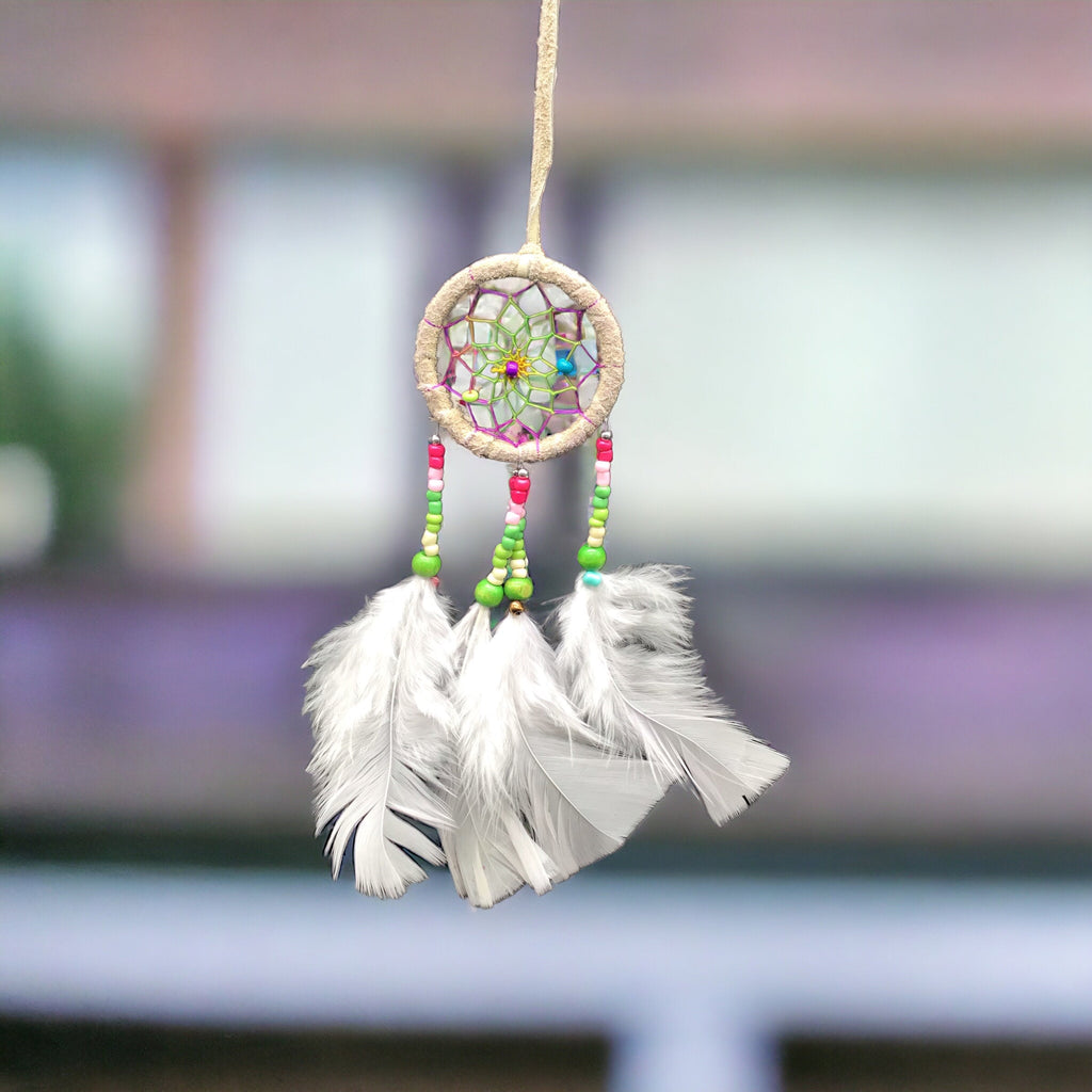 Petit attrape-rêves blanc fait main avec plumes blanches