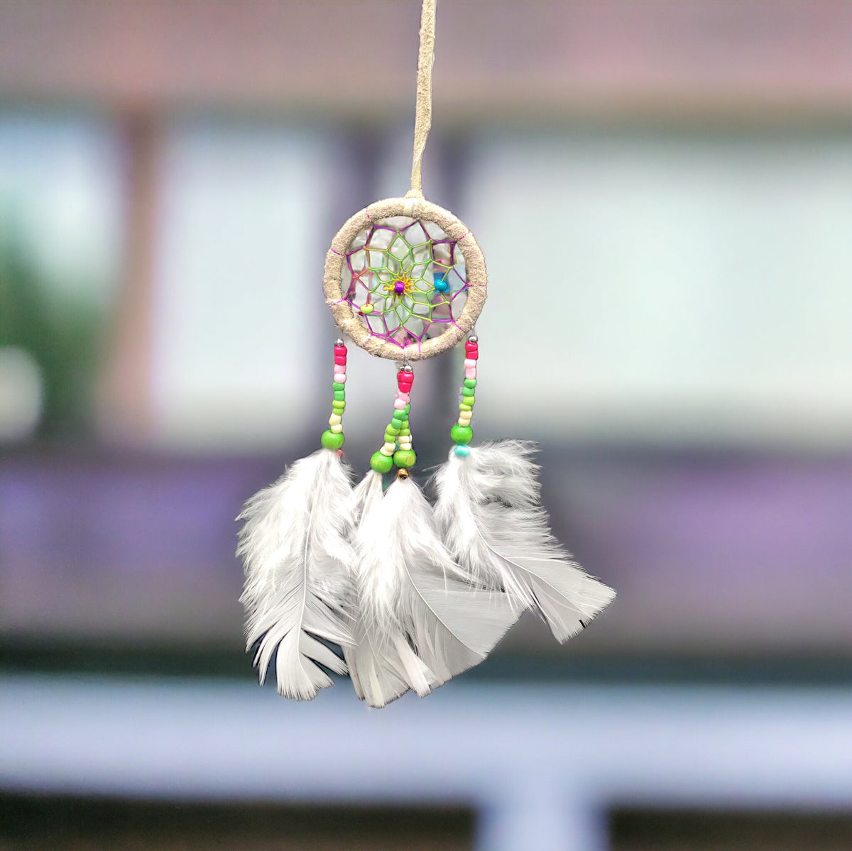 Petit attrape-rêves blanc fait main avec plumes blanches