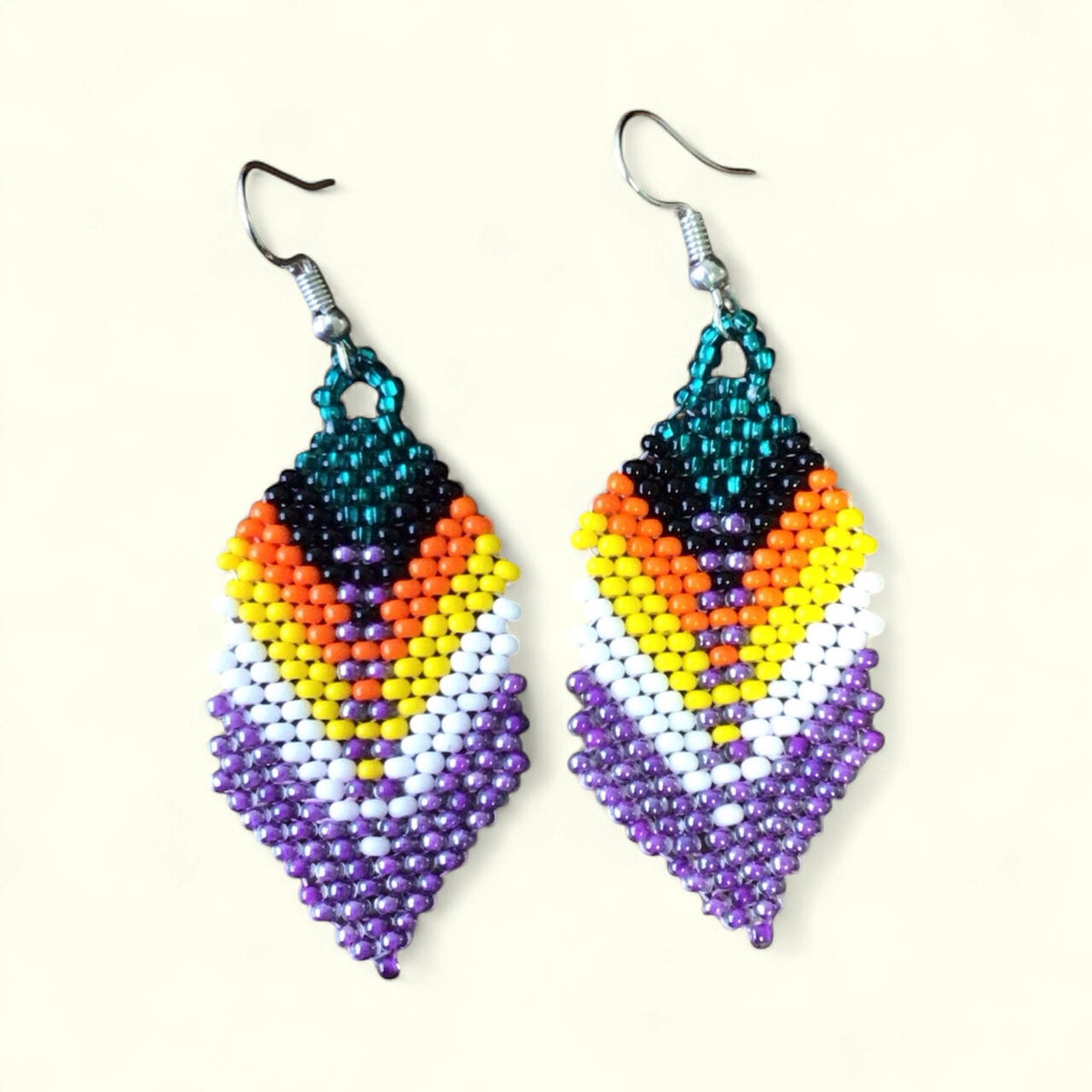Boucles d'oreilles pendantes à plumes perlées vertes et violettes claires