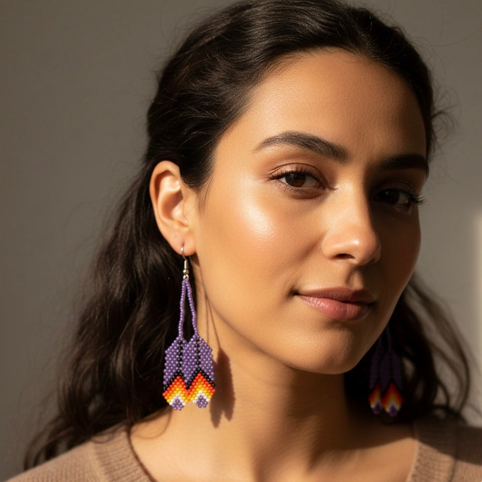 Boucles d'oreilles plume perlée violette OldTribes™