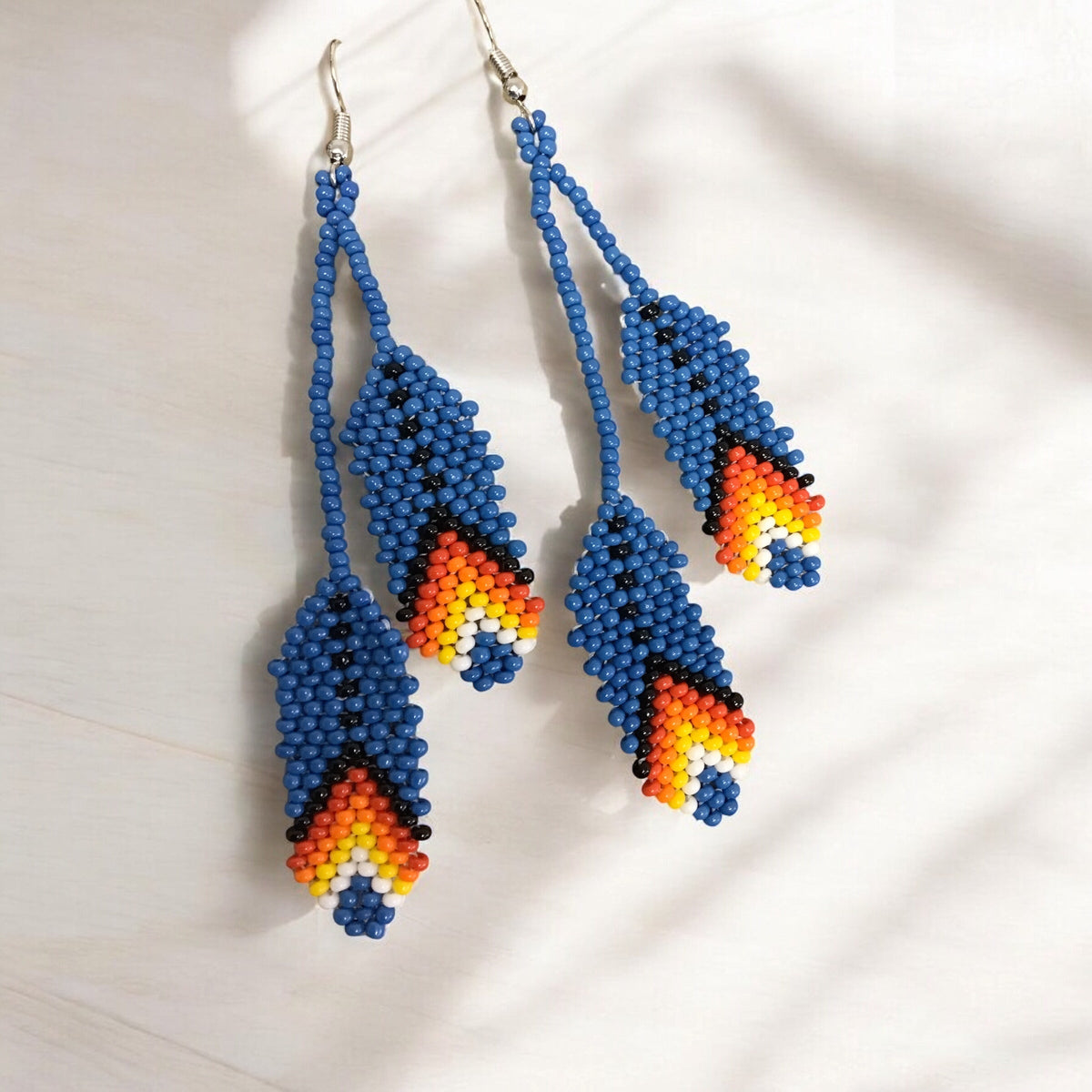 Boucles d'oreilles OldTribes™ en plumes perlées bleu foncé