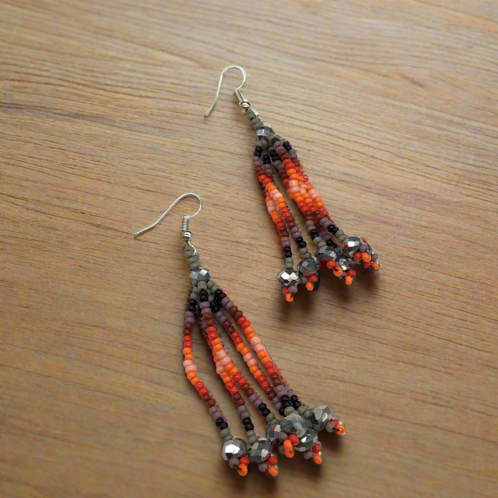 Boucles d'oreilles pendantes grises à six rangs de perles en cascade