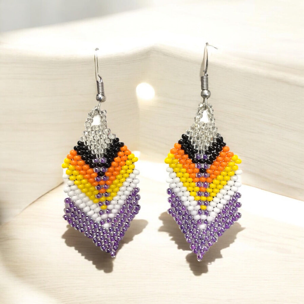 Boucles d'oreilles pendantes OldTribes™ en plumes perlées violettes et argentées