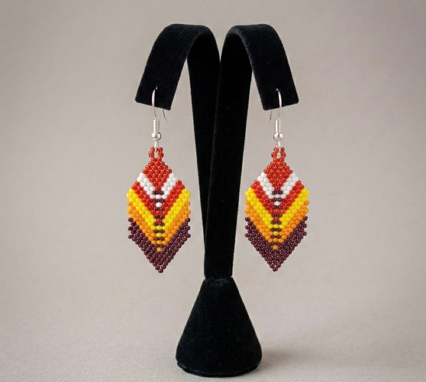 Boucles d'oreilles pendantes à plumes rouges OldTribes™