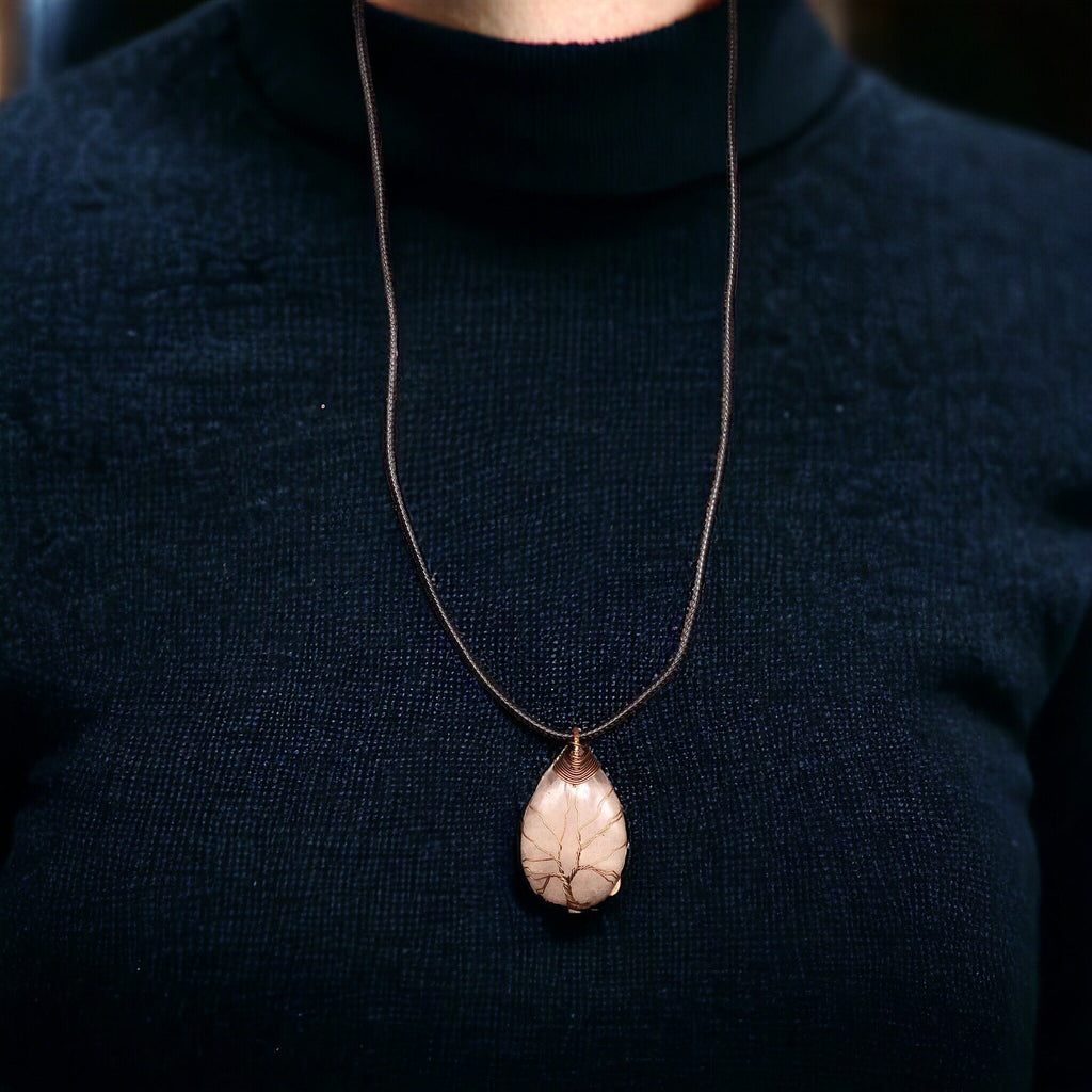 Pendentif en pierre précieuse rose pâle, orné d'un arbre de vie en bronze