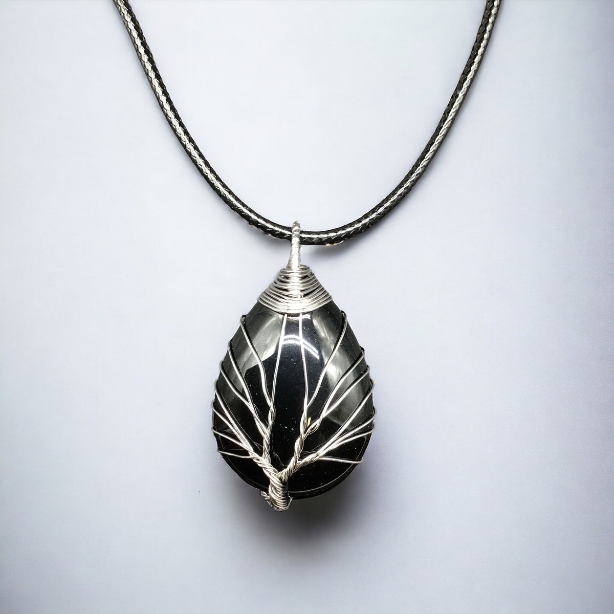 Pendentif en pierre gemme noire serti d'un arbre de vie argenté