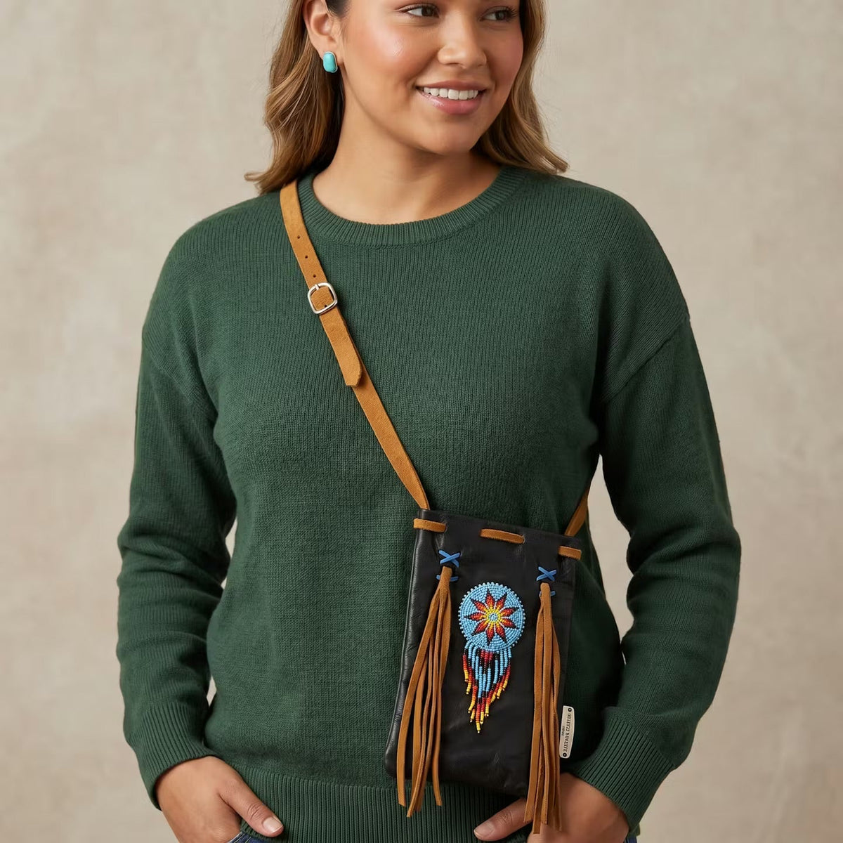 Pochette de téléphone en daim brodée de perles ~ Noir