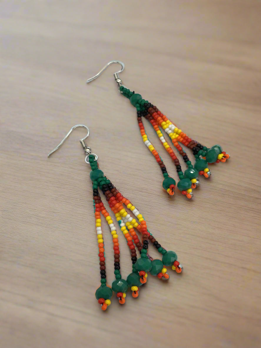 Boucles d'oreilles pendantes en cascade à six brins perlés verts