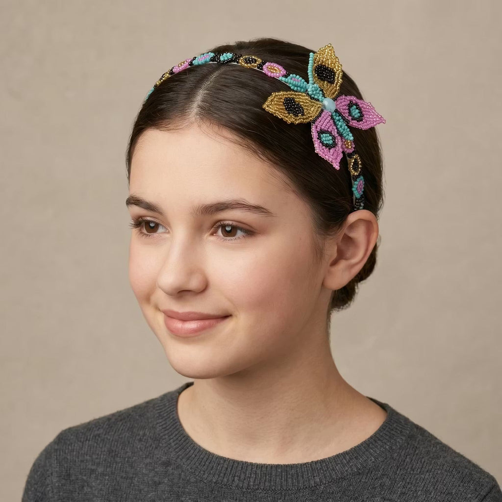 Bandeau perlé avec papillon rose