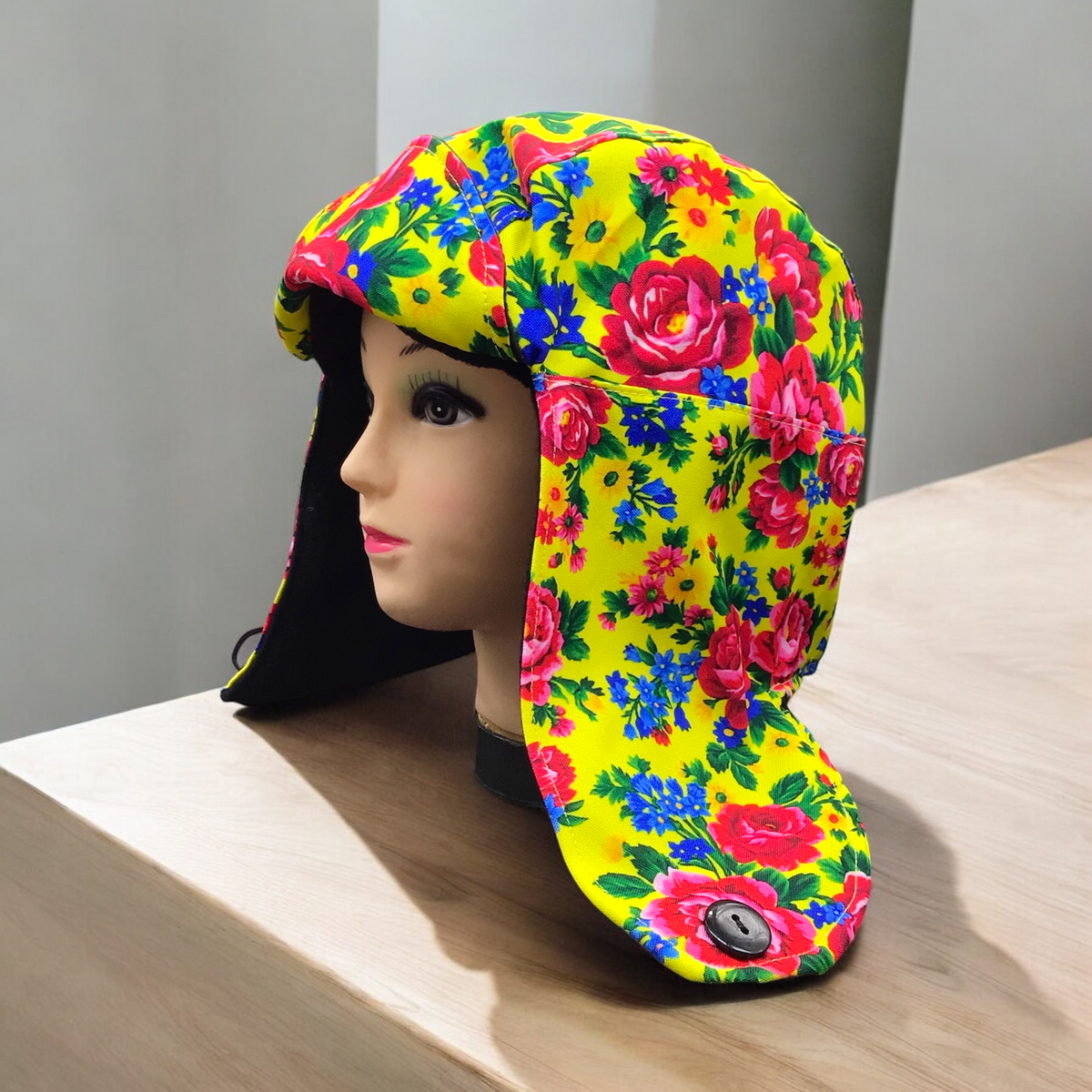 Chapeau Kookum jaune avec oreilles rabattables